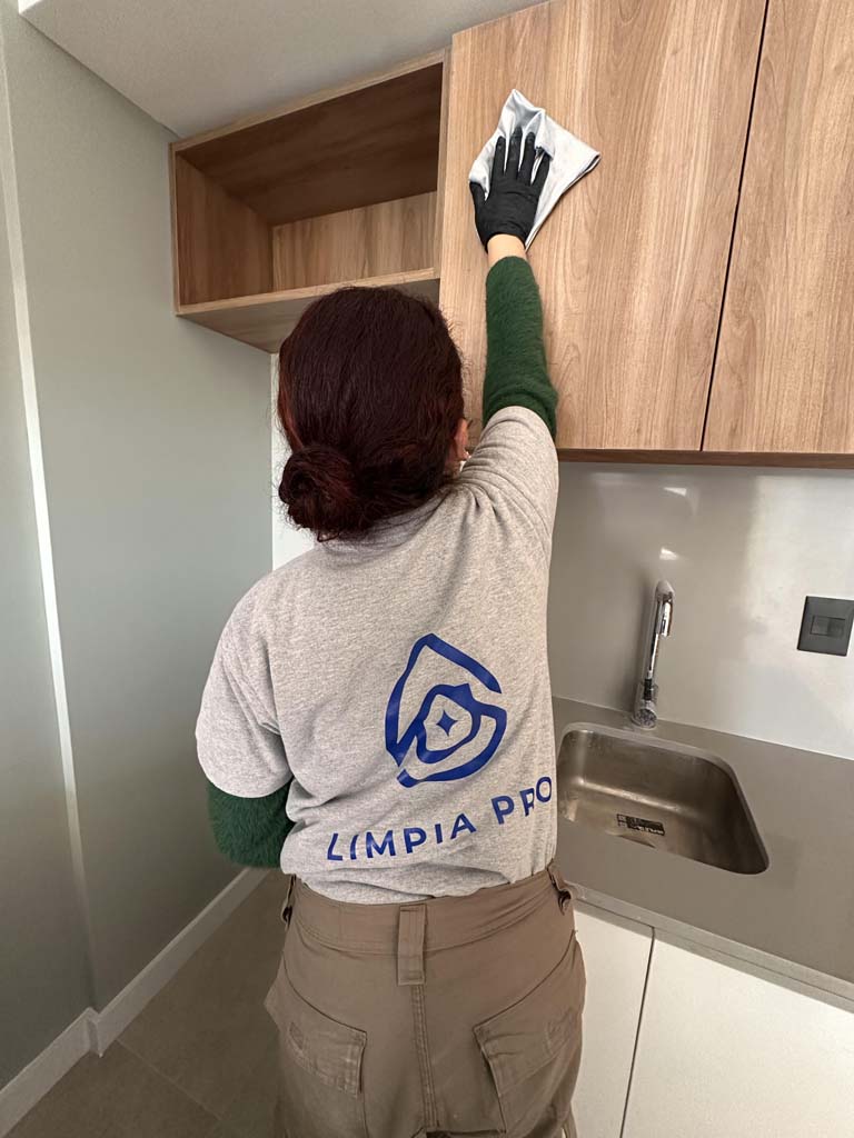 Personal de Limpia Pro realizando limpieza fina de obra en la cocina de un departamento a estrenar