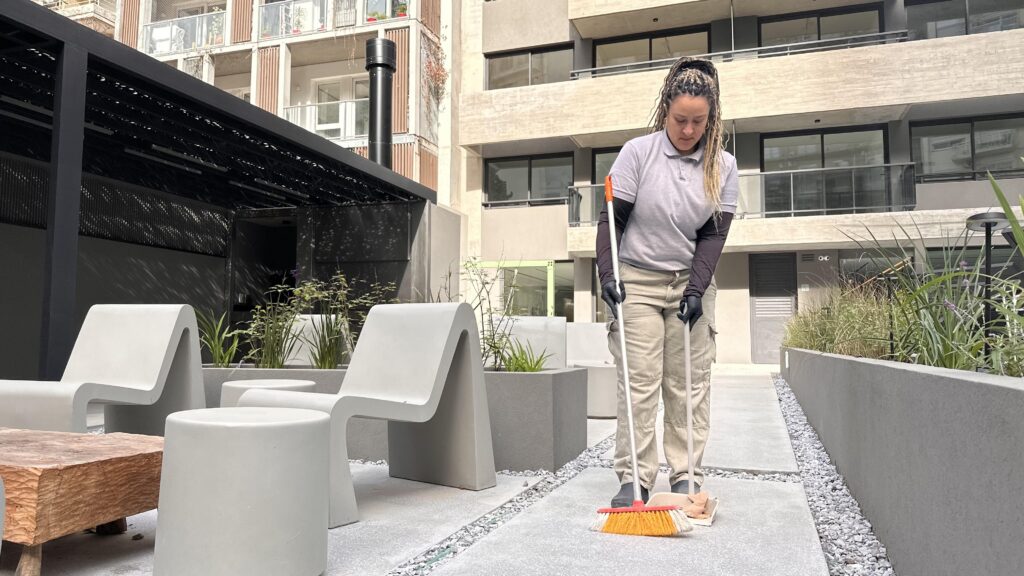 Personal de Limpia Pro limpiando el acceso y los espacios comunes de un edificio