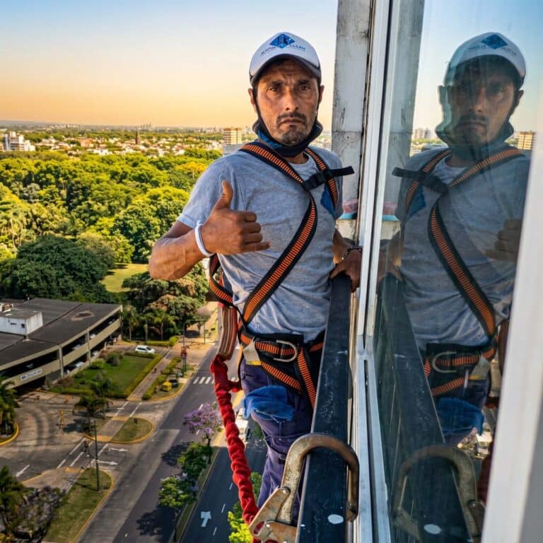 Operario de Limpia Pro con arnés y casco trabajando en altura